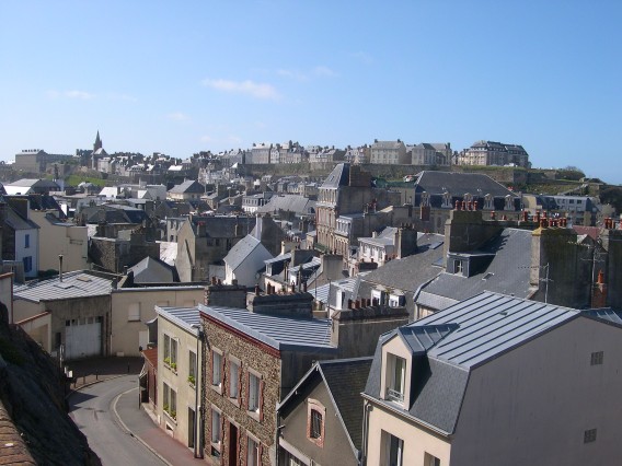  le centre et au loin les remparts